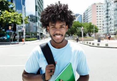 Afro-Amerikan erkek öğrenci ile şehir içinde normal saç modeli