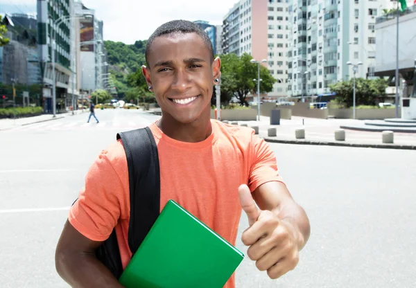 Αφρικανική αμερικανική άνδρας των φοιτητών που δείχνει τον αντίχειρα στην πόλη — Φωτογραφία Αρχείου