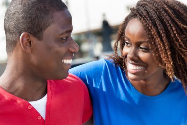 Güzel Afrikalı çift kol kola