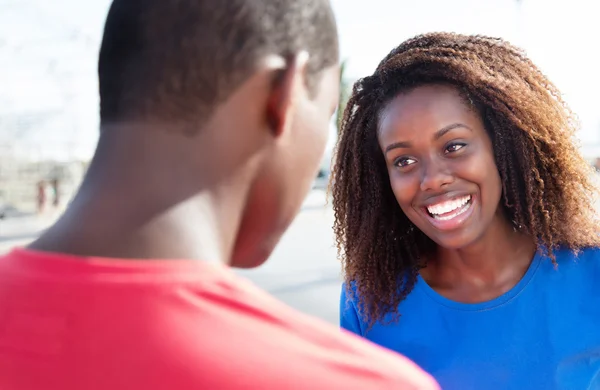 Glückliches afrikanisches Paar im Gespräch in der Stadt — Stockfoto