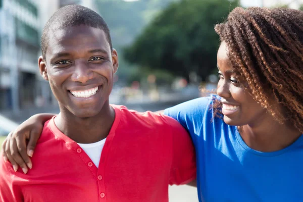 Africano amor casal braço no braço — Fotografia de Stock