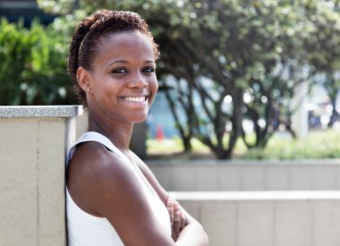 Kısa saçlı güzel Afro-Amerikan kız
