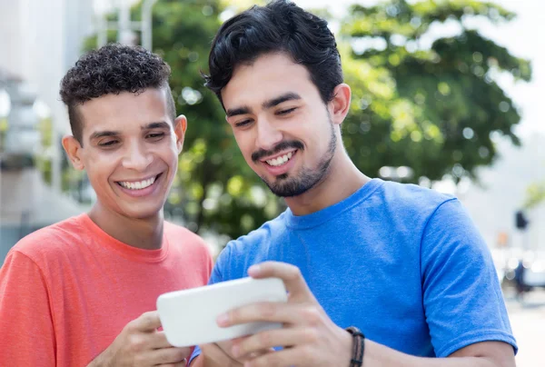 Telefon resimleri gösteren iki İspanyol adam — Stok fotoğraf