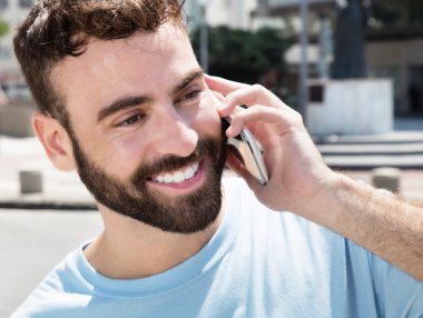 Telefon, sakallı mutlu beyaz adam