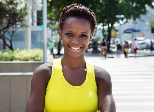 Smějící se africká americká dívka s žlutou košili a krátké vlasy — Stock fotografie