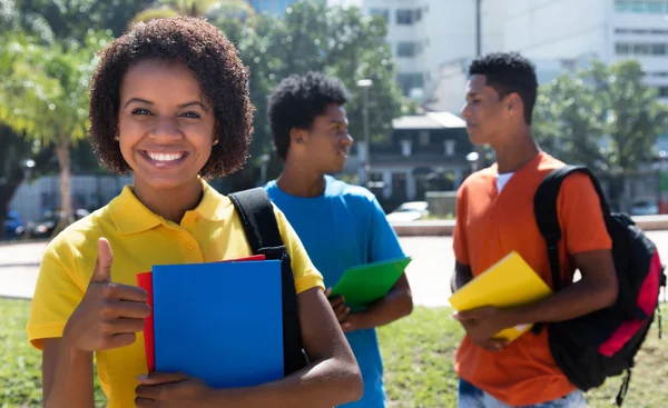 Successo latino americano studentessa con gli amici — Foto Stock