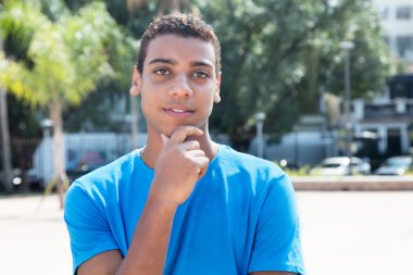 Utangaç latin Amerika adam mavi gömlek ile