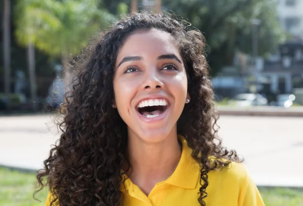 Ridente ragazza americana latina con lunghi capelli scuri — Foto Stock