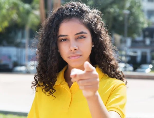 Cool chica latinoamericana con el pelo largo y oscuro — Foto de Stock