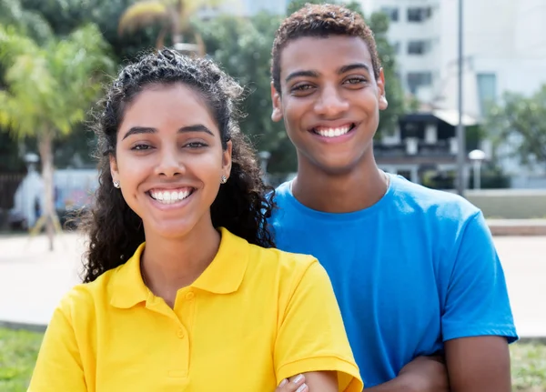 Casal latino-americano com camisas coloridas — Fotografia de Stock