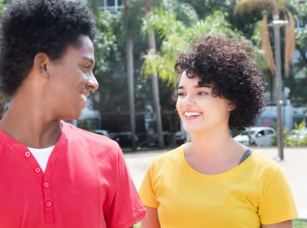 Africano americano chico hablando con caucásico novia —  Fotos de Stock