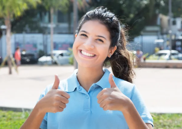 Young caucasian woman showing thumbs in the city in the summer — Stock Photo, Image