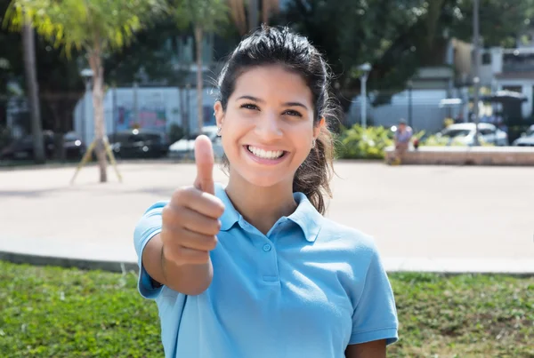 Mooie Kaukasische vrouw duim in de stad in de summe tonen — Stockfoto