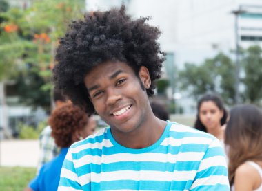 Şehirde çok ırksal grubunu ile Afrika adam