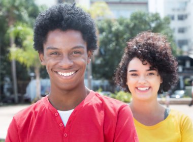 Beyaz kız arkadaşı ile Afrika kökenli Amerikalı adam gülüyor