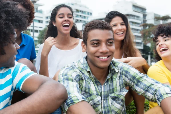 Çok ırklı grup genç yetişkin açık şehir — Stok fotoğraf