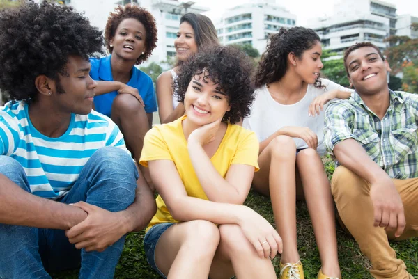Groep van gelukkig Latijn, Kaukasische en Afrikaanse Amerikaanse jonge volwassene — Stockfoto