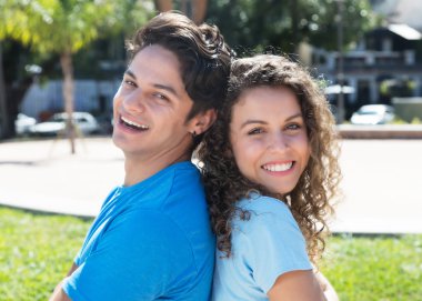 Kuzey Amerika çift sırt sırta gülüyor