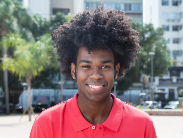 Afrika genç yetişkin tipik afro saç modeli ile gülüyor — Stok fotoğraf