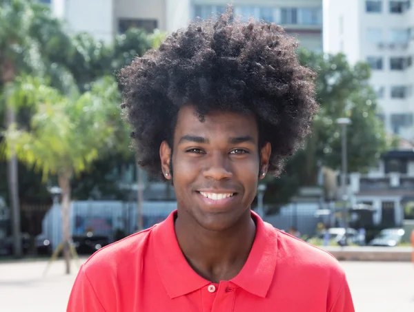 Riendo adulto joven africano con peinado afro típico — Foto de Stock