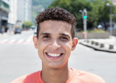 Kameraya bakarak tişörtlü Latince adam