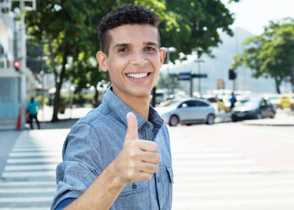 Stilig latinska mannen visar tummen — Stockfoto