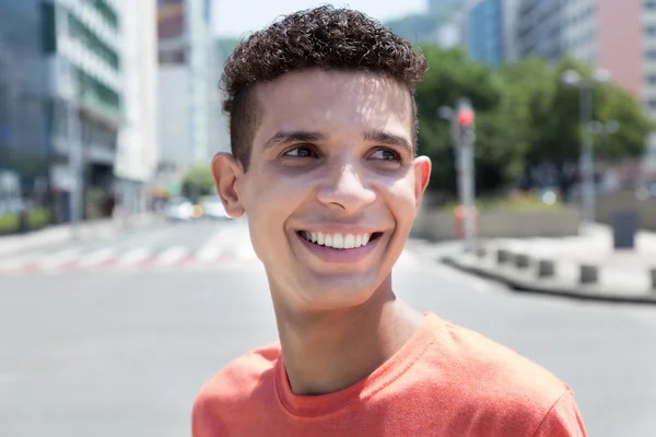 Hombre latino con camisa mirando hacia atrás — Foto de Stock