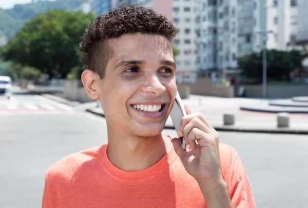 Hombre latino con camisa hablando por teléfono — Foto de Stock