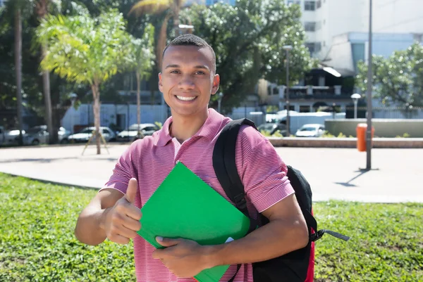 Mexikanska manlig student i staden visar tummen — Stockfoto