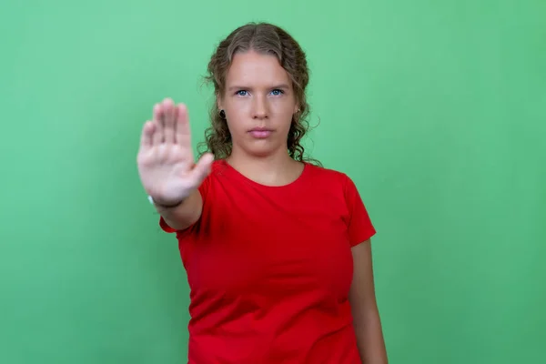 Όμορφη Γυναίκα Καστανά Μαλλιά Gesturing Στάση Και Την Απόσταση Που — Φωτογραφία Αρχείου