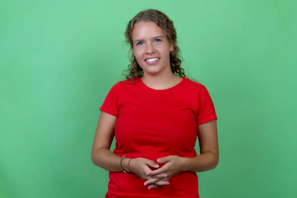 Jovem Mulher Moderna Com Camisa Vermelha Cabelo Morena Isolado Fundo — Fotografia de Stock