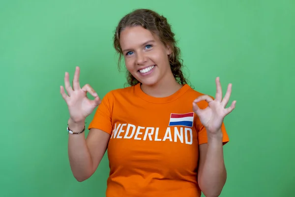 Skrattar Kvinnliga Fotbollsfan Från Nederländerna Isolerad Grön Bakgrund — Stockfoto