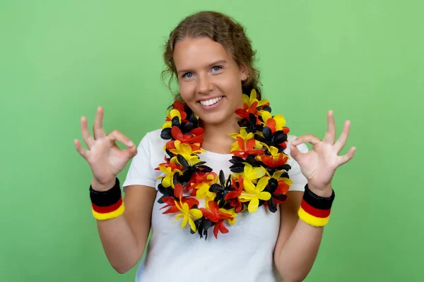 カットアウトのための緑の背景に隔離された楽観的なドイツの女性サッカーファン — ストック写真
