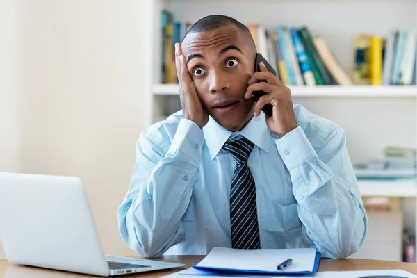 Geschokte Afro Amerikaanse Zakenman Ontvangt Slecht Zakennieuws Tijdens Coronavirus Crisis — Stockfoto