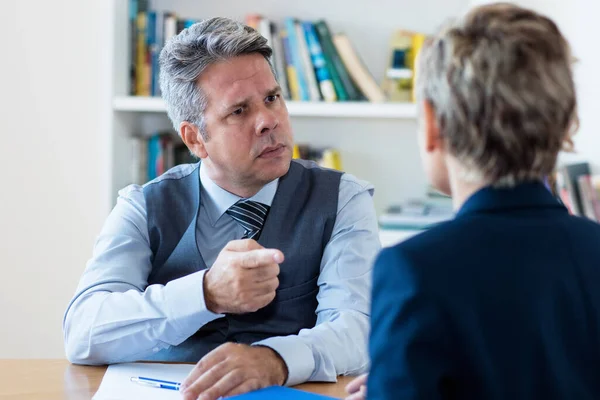 Wütender Älterer Geschäftsmann Feuert Angestellte Büro — Stockfoto