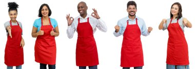 5 mutlu Latin Amerikalı, Afrikalı, Kafkas garsonlar ve garsonlardan oluşan bir grup.