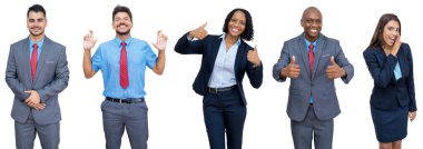 Kuzey Amerika ve Güney Amerika 'dan 5 modaya uygun iş adamı ve iş kadınından oluşan bir grup beyaz arka planda izole edilmiş.