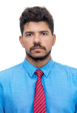 İzole edilmiş beyaz arka planda sakallı Latin Amerikalı iş adamının pasaport fotoğrafı.