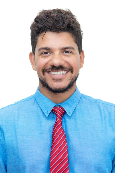 Pasaport fotoğrafı. Mutlu, gülen, sakallı, beyaz arka planda Latin Amerikalı bir iş adamı.