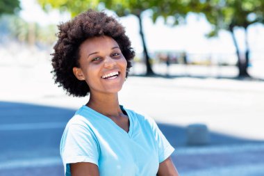 Yazın şehirde güzel bir Afrikalı Amerikalı kadın