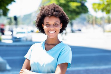 Yazın şehirde güzel bir Afrikalı Amerikalı kadın