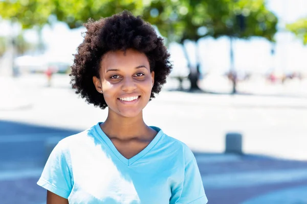 夏の都市で幸せなアフリカ系アメリカ人女性 — ストック写真