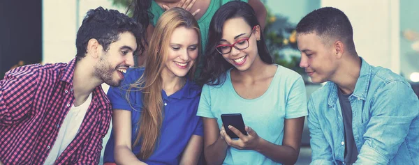 Lachen Influencer Meisje Met Mobiele Telefoon Groep Van Jonge Volwassen Rechtenvrije Stockfoto's