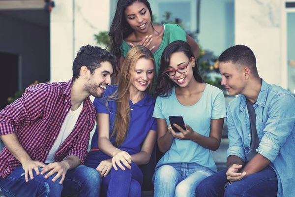 Menina Influenciador Com Telefone Celular Grupo Jovens Amigos Adultos Vintage — Fotografia de Stock