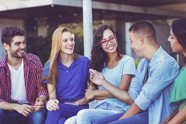 Jovens Adultos Internacionais Falando Sobre Política Estilo Vida Vintage Retro — Fotografia de Stock