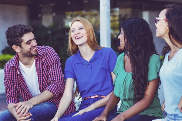 Multi Etnico Giovani Adulti Ridere Scherzare Rilassarsi Vintage Look Retrò — Foto Stock