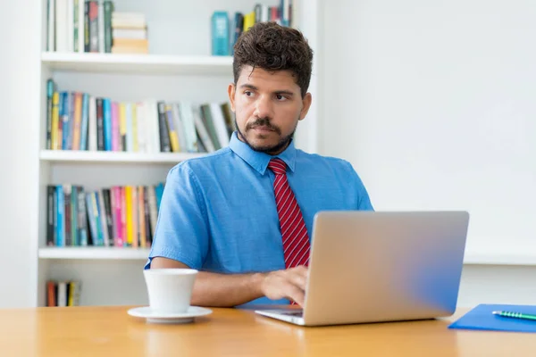 Pensant Homme Affaires Latino Américain Travaillant Ordinateur Bureau — Photo