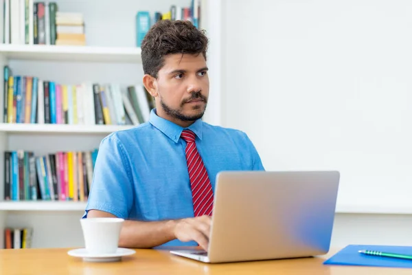 Sérieux Homme Affaires Latino Américain Travaillant Ordinateur Bureau — Photo