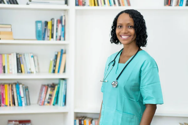 Зріла Афроамериканська Медсестра Копіювальним Простором Клініці — стокове фото