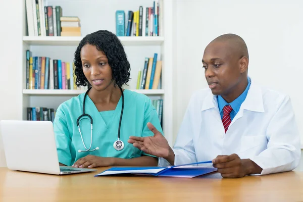 Equipo Médico Afroamericano Trabajando Computadora Escritorio Del Hospital — Foto de Stock